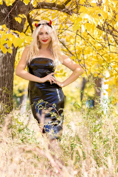 Beautiful Blonde Woman Devil Costume Nature Black Latex Tight Dress — Stock Photo, Image