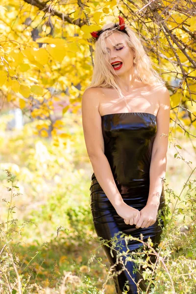 Vacker Blond Kvinna Djävulsdräkt Naturen Svart Latex Tight Klänning Och — Stockfoto