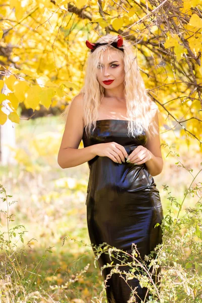 Schöne Blonde Frau Teufelskostüm Der Natur Schwarzes Latexenges Kleid Mit — Stockfoto