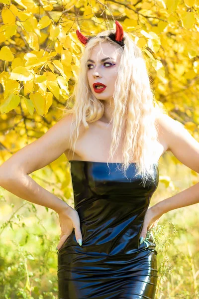 Mooie Blonde Vrouw Een Duivels Kostuum Natuur Zwarte Latex Strakke — Stockfoto
