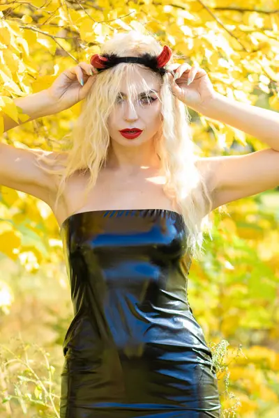 Krásná Blondýnka Ďábelském Kostýmu Přírodě Černý Latexové Těsné Šaty Rohy — Stock fotografie