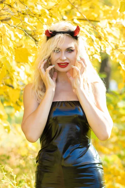 Красивая Блондинка Костюме Дьявола Природе Черное Латексное Платье Рога Мягкий — стоковое фото