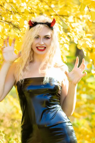 Krásná Blondýnka Ďábelském Kostýmu Přírodě Černý Latexové Těsné Šaty Rohy — Stock fotografie