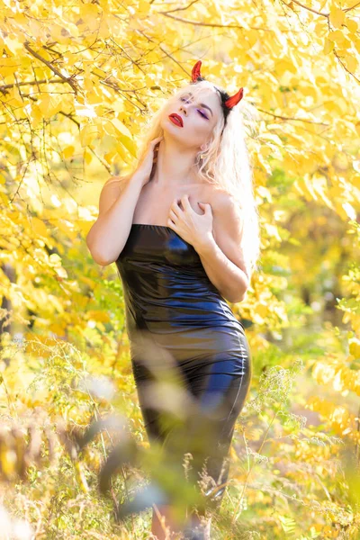 Hermosa Mujer Rubia Con Disfraz Diablo Naturaleza Vestido Ajustado Látex — Foto de Stock
