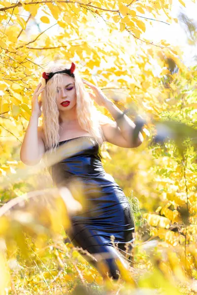 Beautiful Blonde Woman Devil Costume Nature Black Latex Tight Dress — Stock Photo, Image