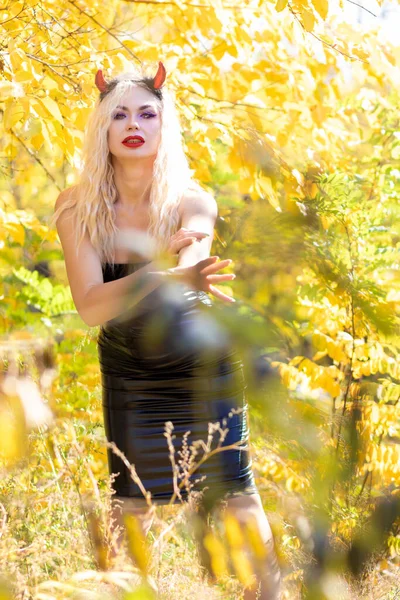 Belle Femme Blonde Costume Diable Dans Nature Robe Serrée Latex — Photo