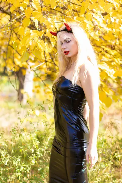 Piękna Blondynka Kostiumie Diabła Naturze Czarna Lateksowa Sukienka Rogi Miękkie — Zdjęcie stockowe