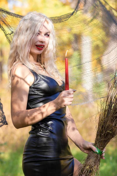 Fotoshooting Einer Blondine Mit Welligem Haar Bild Einer Hexe Ein — Stockfoto