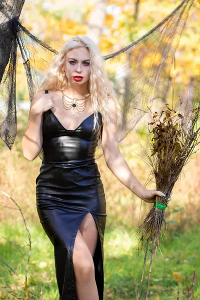 Fotoshooting Einer Blondine Mit Welligem Haar Bild Einer Hexe Ein — Stockfoto