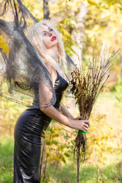 Fotografování Blondýny Vlnitými Vlasy Obrazu Čarodějnice Dlouhé Kožené Šaty Koště — Stock fotografie