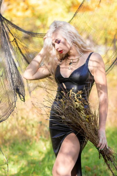 Fotografování Blondýny Vlnitými Vlasy Obrazu Čarodějnice Dlouhé Kožené Šaty Koště — Stock fotografie