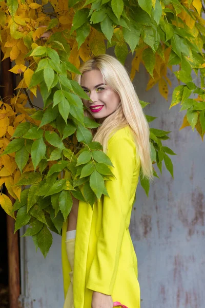 Podzimní Portrét Krásné Mladé Blondýny Dlouhými Vlasy Dlouhém Žlutém Saku — Stock fotografie