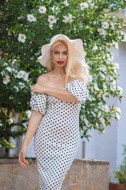 Eski Hollywood Glam: Çalılar 'ın Polka Dot Elbiseli Güzel Kadın