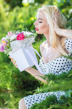 Polka Nokta Çiçeği: Buketli Genç Sarışın Kız