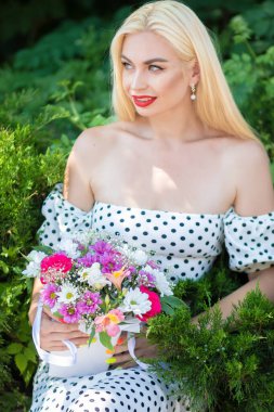 Polka Nokta Çiçeği: Buketli Genç Sarışın Kız