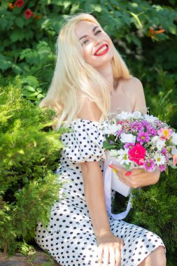 Polka Nokta Çiçeği: Buketli Genç Sarışın Kız