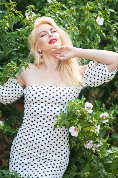 Garden Glamour Blonde Woman Polka Dot Ensemble — Stock Photo, Image