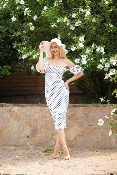 Old Hollywood Glam Mulher Bonita Polka Dot Vestido Por Arbustos — Fotografia de Stock