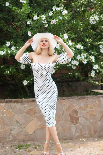 Old Hollywood Glam Beautiful Woman Polka Dot Dress Bushes — Stock Photo, Image