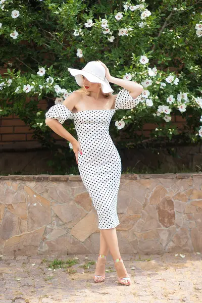 オールド ハリウッド グラム ブッシュによるポルカ ドット ドレスの美しい女性 — ストック写真