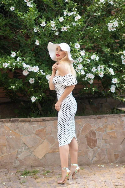 Old Hollywood Glam Beautiful Woman Polka Dot Dress Bushes — Stock Photo, Image