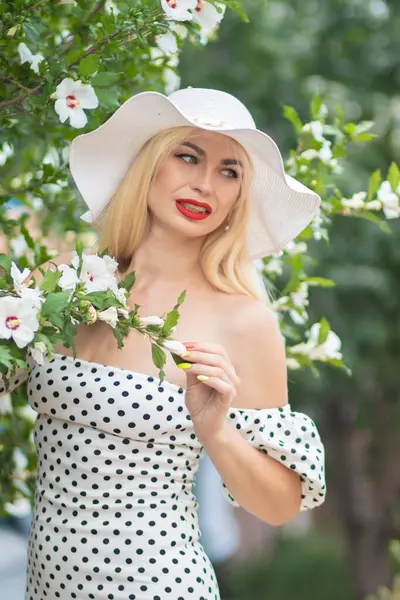 Viejo Hollywood Glam Mujer Hermosa Vestido Lunares Por Los Arbustos —  Fotos de Stock