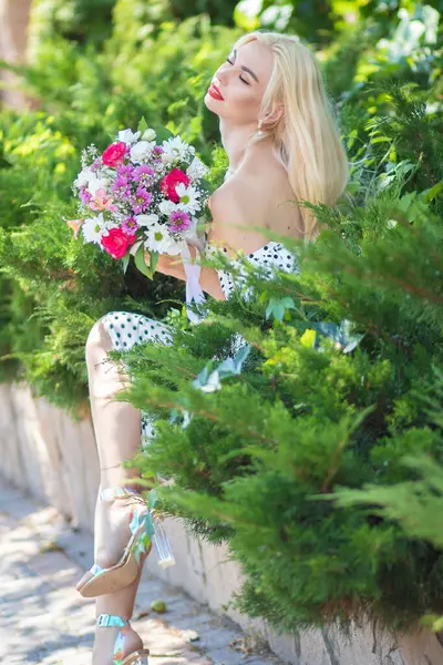Polka Dot Blossom Jovem Loira Com Buquê — Fotografia de Stock