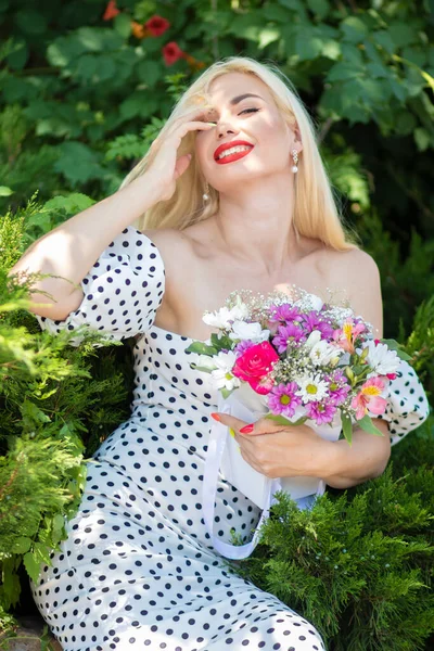 Polka Dot Blossom Ung Blond Flicka Med Bukett — Stockfoto