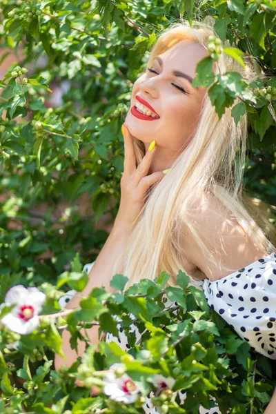 花园魅力 Polka Dot组合中的金发女人 — 图库照片