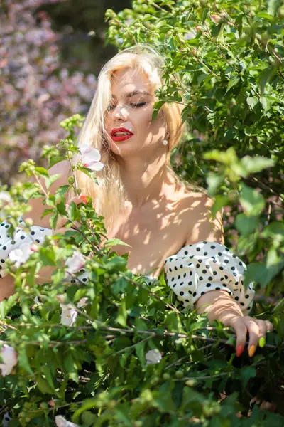 Garden Glamour Femme Blonde Pois Ensemble — Photo