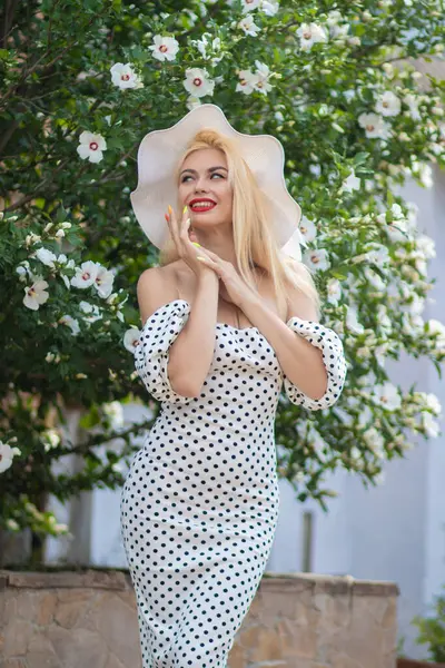 Old Hollywood Glam Bella Donna Polka Dot Dress Bushes Foto Stock