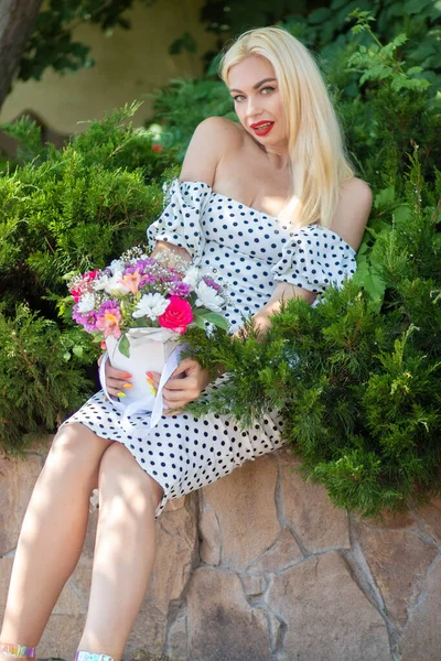Polka Dot Blossom Junges Blondes Mädchen Mit Blumenstrauß lizenzfreie Stockbilder
