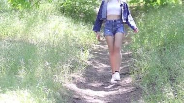 Sarışın Kadın Denim Kıyafetiyle Yaz Günü Park 'ta Yürüyor