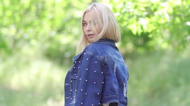 Kum Ceketli Sarışın Kadın Park 'ta Gülümsüyor