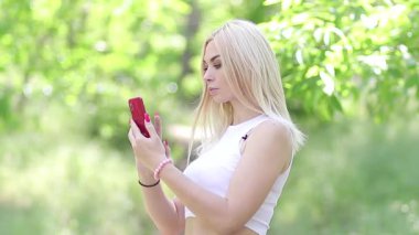 Sarışın Kadın Değişen Duygularla Akıllı Telefonla Mesajlaşıyor, Yan Görünüm