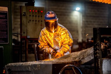 Metalürji işçisi yangınla ilgileniyor