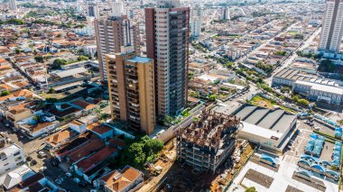 İnşaat halindeki bir şehrin havadan görüntüsü