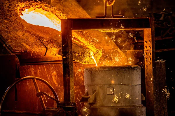 Metallurgista Che Maneggia Fuoco Con Metallo Fuso — Foto Stock