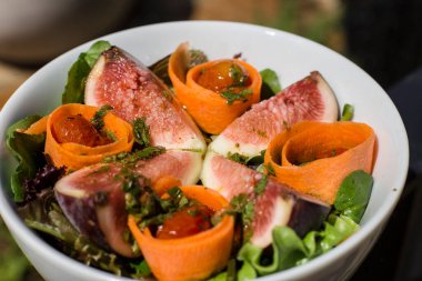 Baharatlı taze incirli salata karışımı.