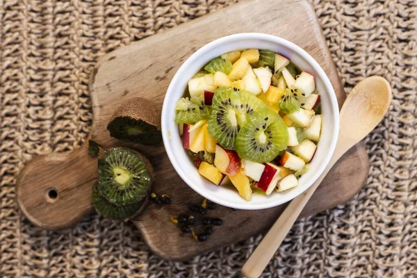 Obstsalatmischung Mit Kiwi Apfel Und Mango — Stockfoto