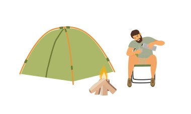 Tatilde. Tek bir kamp ateşiyle ormanda kamp yapmak gibi. Adam ateşin yanında sıcak çay içiyor. Kampanya. Yaz tatili