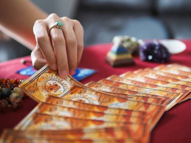 Tarot kartı sihirli okuma falcı büyücülük astroloji kehanet çingene kartı tahmini soyut semboller suluboya resim resim tasarımı seçici odaklanma
