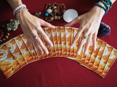 Tarot kartı sihirli okuma falcı büyücülük astroloji kehanet çingene kartı tahmini soyut semboller suluboya resim resim tasarımı seçici odaklanma
