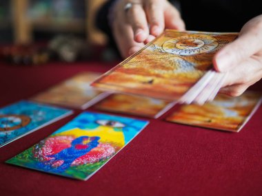 Tarot kartı sihirli okuma falcı büyücülük astroloji kehanet çingene kartı tahmini soyut semboller suluboya resim resim tasarımı seçici odaklanma