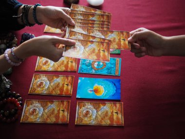 Tarot kartı sihirli okuma falcı büyücülük astroloji kehanet çingene kartı tahmini soyut semboller suluboya resim resim tasarımı seçici odaklanma