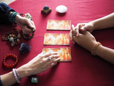 Tarot kartı sihirli okuma falcı büyücülük astroloji kehanet çingene kartı tahmini soyut semboller suluboya resim resim tasarımı seçici odaklanma