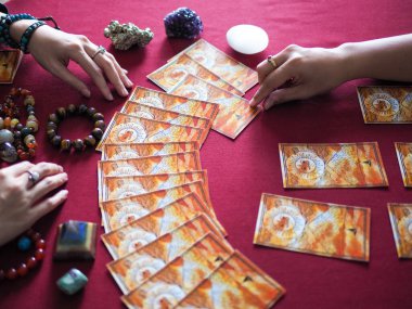Tarot kartı sihirli okuma falcı büyücülük astroloji kehanet çingene kartı tahmini soyut semboller suluboya resim resim tasarımı seçici odaklanma