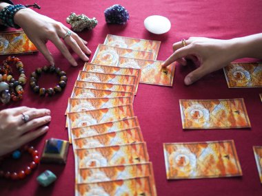 Tarot kartı sihirli okuma falcı büyücülük astroloji kehanet çingene kartı tahmini soyut semboller suluboya resim resim tasarımı seçici odaklanma