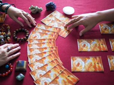 Tarot kartı sihirli okuma falcı büyücülük astroloji kehanet çingene kartı tahmini soyut semboller suluboya resim resim tasarımı seçici odaklanma
