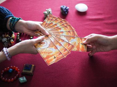 Tarot kartı sihirli okuma falcı büyücülük astroloji kehanet çingene kartı tahmini soyut semboller suluboya resim resim tasarımı seçici odaklanma